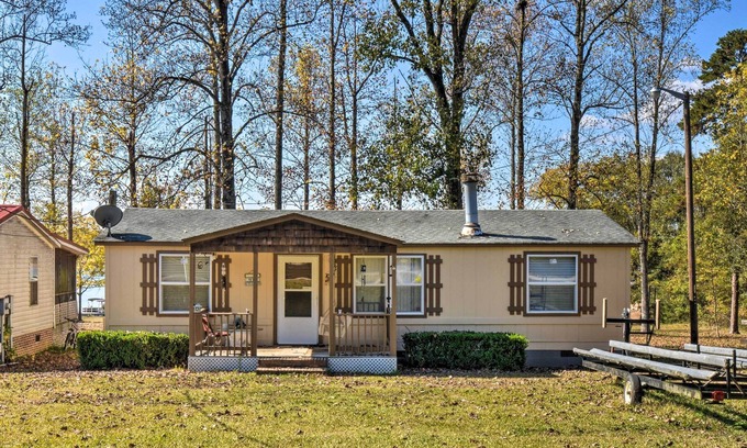 Townville Cabaña | NEW! Lakefront Townville Cottage w/ Boat Dock!