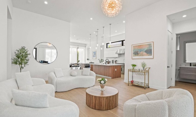 McLaughlin Casa | New Lavish Elegant 3Bd Family Home MarVista Pet Ok