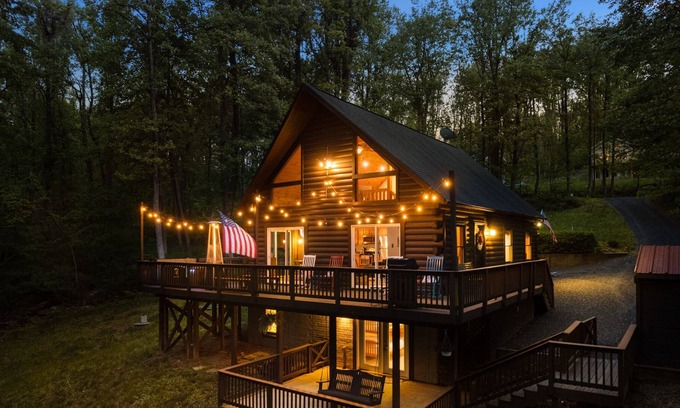 Linden Chalet De Esquí | NEW Liberty Chalet ~ Mountain Retreat w/4bdr & Hot Tub ~ Pet Friendly!