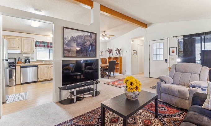 Groveland Cabina | NEW! Lincoln Lodge 2-Bedroom Cabin with Pool - Pets Allowed by Yosemite Region Resorts
