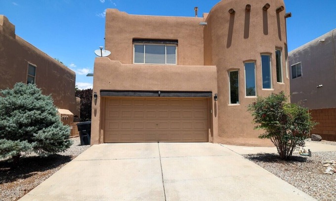 Northeast Heights Casa | New listed home near Balloon Fiesta Park!! Sleeps 10!