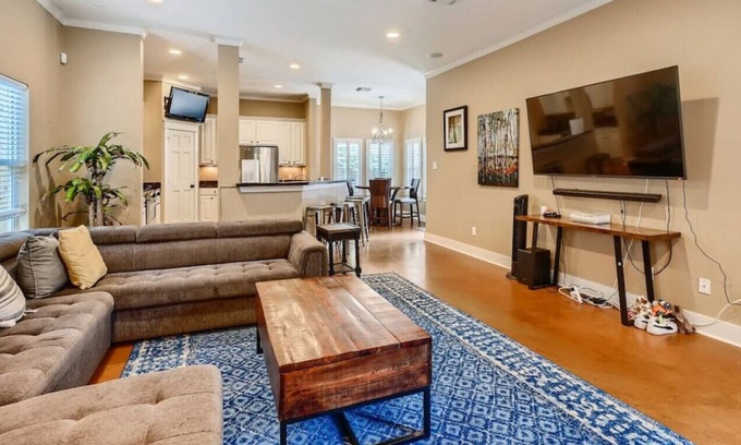 Shady Acres Casa | New Listing! 2 Bed 2 Bath Home Mins to DT Houston/Medical Disctrict