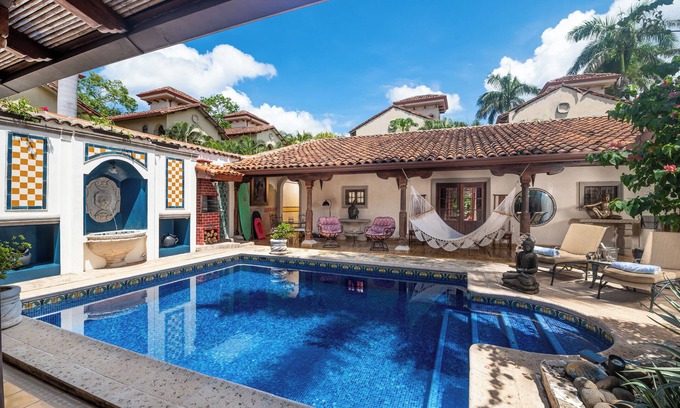 Tamarindo Villa | Villa estilo Española-Romántica y Acogedora- A 3 minutos de la playa.
