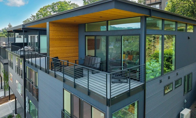 Hood River Casa | NEW LISTING, 4 bed, 3.5 bath, amazing view w/ an elevator