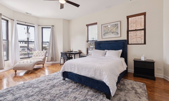 Grand Boulevard Condominio | NEW LISTING! Apartment Near Downtown & UChicago by RedAwning