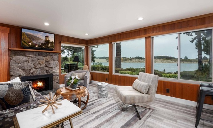 Florence Casa | *New Listing* Beautiful Riverfront Cottage, Newly Remodeled with Amazing Views, BBQ, Close to Town.