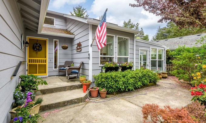 Florence Casa | New listing! Beautiful centrally located Florence home near the river, gas grill, game room