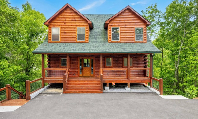 Sevierville Cabina | New Listing! Central To Attractions, Indoor Pool!
