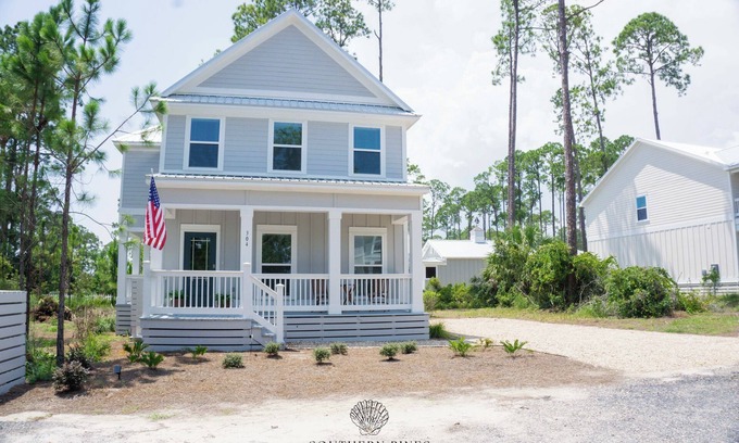 Carrabelle Casa | NEW LISTING!! Charming 3-bedroom house with Pool / Beach Access in St. Teresa