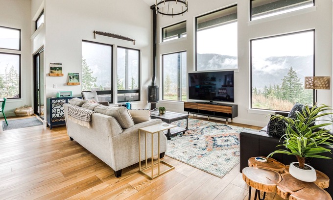 Stevenson Casa | New listing! Chic and stunning dog-friendly home w/ private hot tub & firepit!