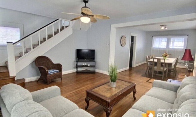York Casa | New listing “City Splendor” -Cheerful 4BDR 2BA York City home