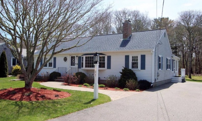 Dennis Casa | New Listing! Cozy Cottage near Mayflower Beach.