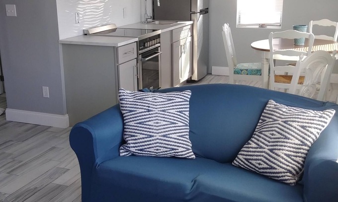 Wildwood Cabaña | ¡Nuevo listado! Crashing Seaglass Contemporary 2 Br / 1 Ba Beauty !!!