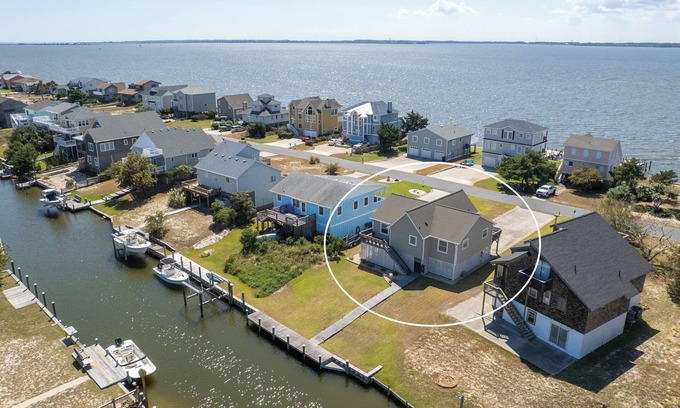 Nags Head Casa | New Listing-Dock, Kayaks, Bikes, Beach Chairs, Shared Pool