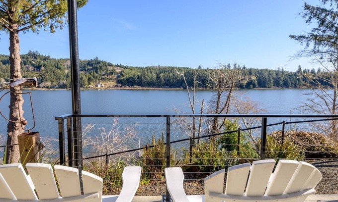 Dunes City Casa | New Listing Fabulous Lakefront Home on Siltcoos Lake, Private Dock, Hot Tub, Kayaks, BBQ