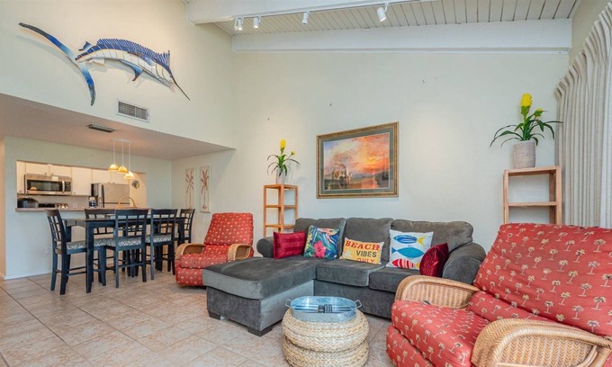 Sailhouse Condominio | NEW LISTING - Fisherman`s Paradise