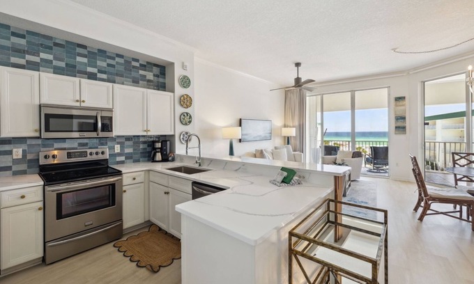 Seagrove Beach Condominio | New Listing! Gulf and Pool Views! Community Amenities! Private Beach Access! Elevator!