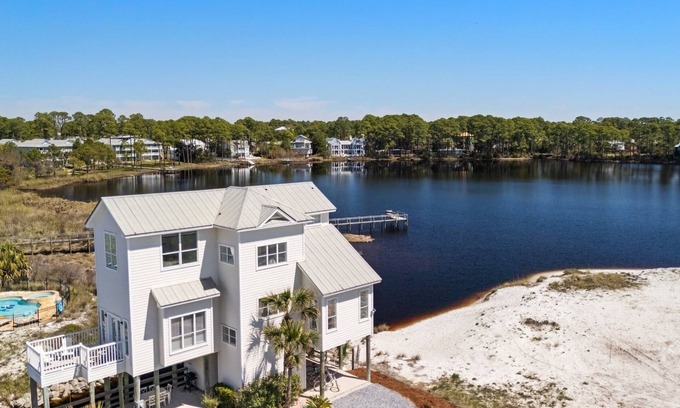 Dune Allen Beach Apartamento | New Listing! Gulf and Lake Views! Private Dock! Beach Access Just Across the Street! Bikes!