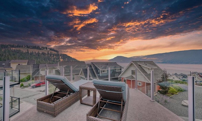 Central Okanagan Cabaña | 🌟NEW🌟 listing😎LAKE VIEWS🌅 PETS🐶FAMILIES👨‍👩‍👧‍👦GOLF CART and LAKE VIEW!