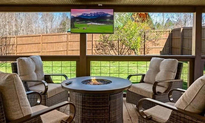 Gatlinburg - Pigeon Forge Chalet De Esquí | NEW LISTING! Laurelwood Retreat (3-Bedroom Chalet) with Mountain view by RedAwning