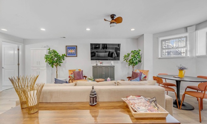 Near West Side Condominio | NEW LISTING! Modern Design 2bd Garden Condo Near United Center by AllSet Turnover