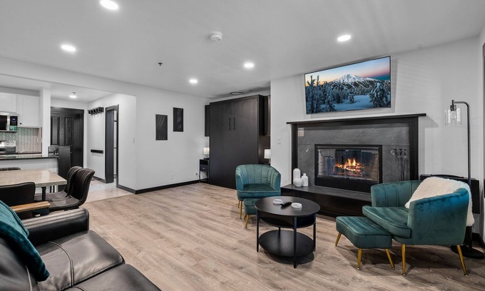 Bend Condominio | New Listing! Modern Mountain Basecamp @ 7th Mountain Resort!