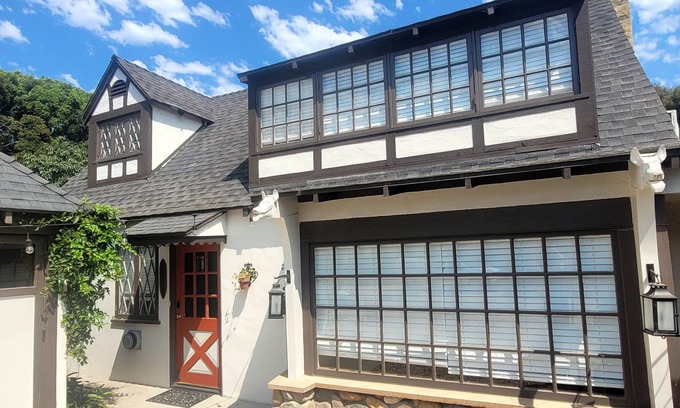 Montecito Cabaña | **New listing**Montecito Carriage House on Coast Village near Butterfly Beach