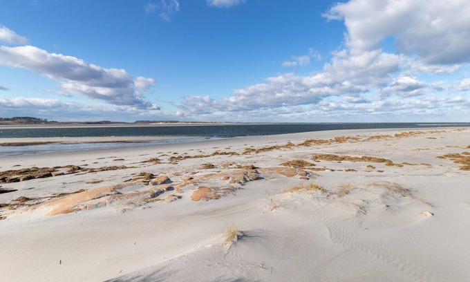 Prides Crossing Casa | NEW LISTING ON BEACH Private Coffin's Beach sleeps 14 - La Casa de la Playa