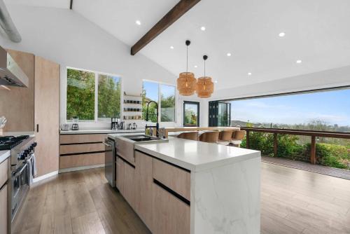 Pacific Palisades Casa | New Listing Palisades Villa by Colby & Conrad