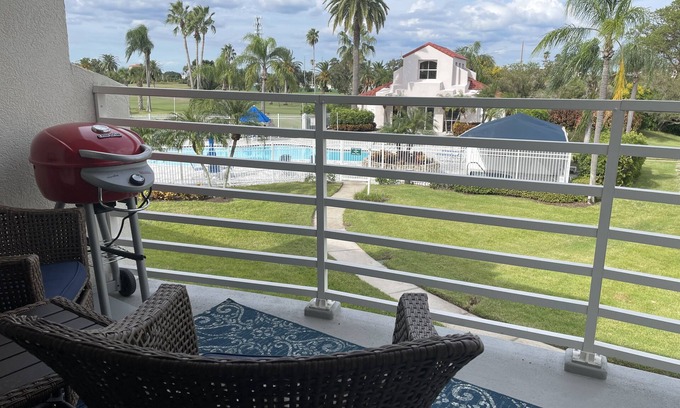 Isla del Sol Condominio | NEW LISTING Paradise-Newly Updated Condo Close to Everything. Beach, Bike, Pool