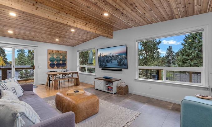Larkspur Casa | New Listing! Private Hot Tub ~ Fire pit ~ Dog Friendly