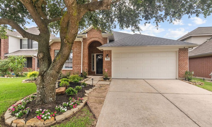 Tomball Casa | NEW LISTING - Refined Comfort Meets Pet-friendly Backyard Serenity