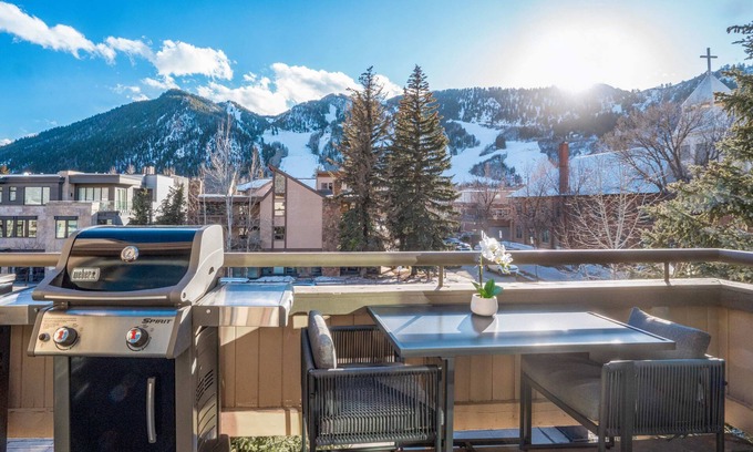 Downtown Apartamento | New Listing! Renovated 2 BR Aspen Condo