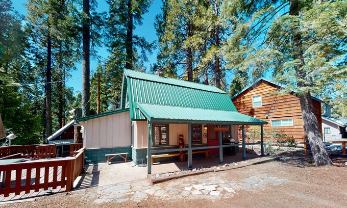 West Village Casa | New listing! Rustic cabin in Shaver Lake w/free WiFi/full kitchen - near beach!