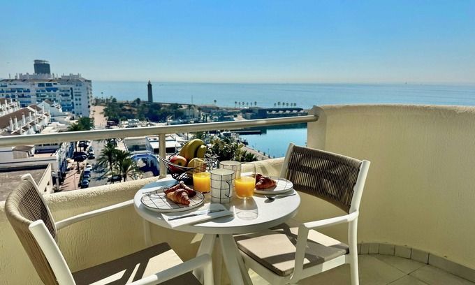 Estepona Condominio | Espectacular apartamento en Puerto de Estepona. Vistas al mar.
