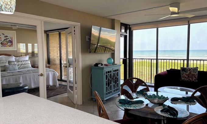 South Padre Island Condominio | New Listing/Remodeled...Beachfront In Paradise, Gated Complex, Next to Waterpark