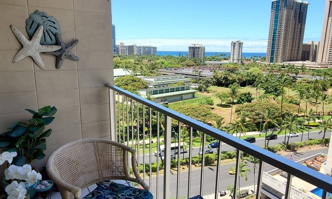 Waikiki Condominio | NEW LISTING! Waikiki Ocean View One Bdrm Condo. AC, Parking, Pet. Close to Beach