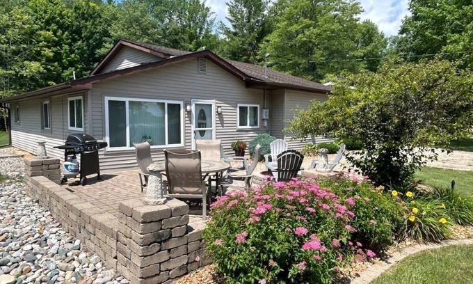 Harrison Cabina | NEW LISTING! Waterfront Cottage in Michigan by S&S properties by RedAwning