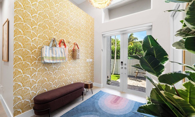 Poinsettia Heights Hotel | New + Lux Close to everything! Gym and Pool 5 Bedrooms!
