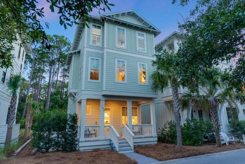 Treetop Casa | New Lux Downtime Seacrest Pet Friendly Pool Beach Access Bikes
