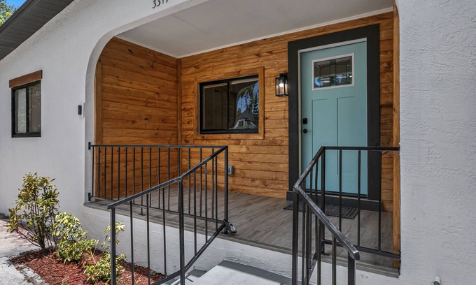 Tampa Casa | NEW! Luxurious HOT TUB 4 BR Home Central location BUCCS Stadium Downtown Beaches