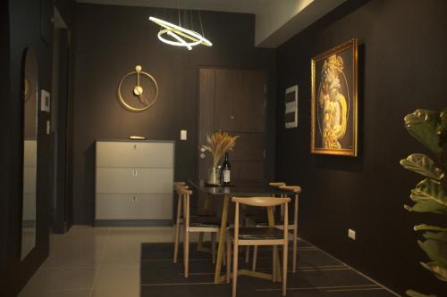Bagumbayan Apartamento | NEW Luxurious Hotel type Condominium 48th Floor
