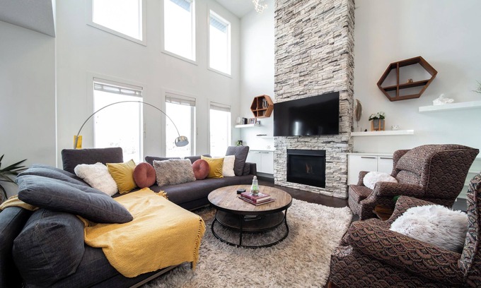 St. Albert Casa | NEW Luxurious Lakefront 5 bdrm 4 bath house in St. Albert hot tub, fireplaces!!!