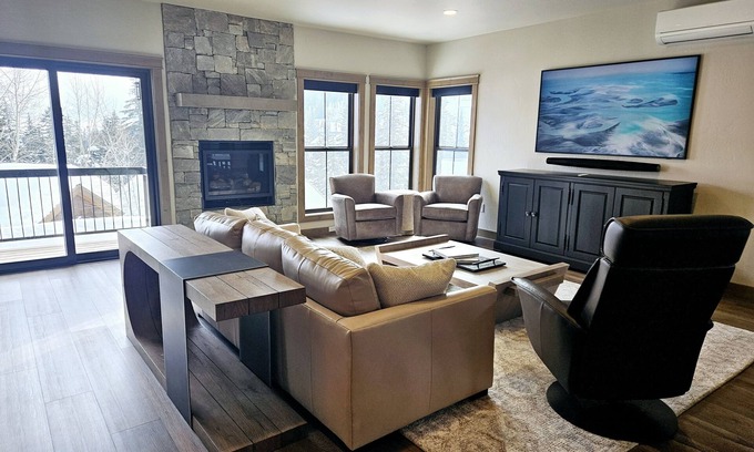 Sandpoint Casa | NEW! Luxury 3BR+Loft - Wood Run 101 Ski-In/Out
