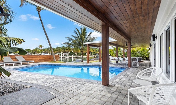 Keystone Point Villa | New Luxury 5BR Waterfront Villa w/ pool sleep 12