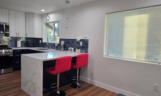 Southwest Anaheim Apartamento | New Luxury apartment with AC/Free parking