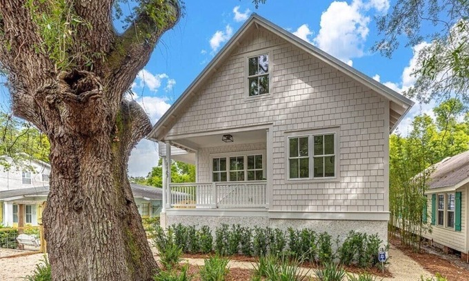 Saint Simons Island Casa | New Luxury Beach House! 300 feet to beach, walk to Crab Daddys, Brewery, & Shops