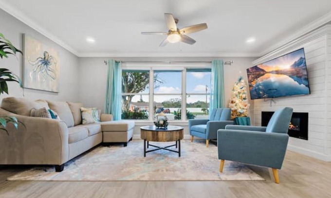Tropic Casa | NEW! Luxury Beach Home w Pool Table for 11 people