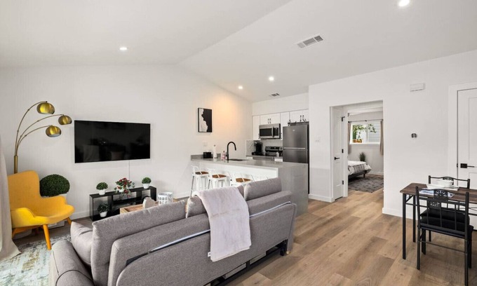 Barton Hills Casa | NEW Luxury Bungalow | Zilker & Barton Springs