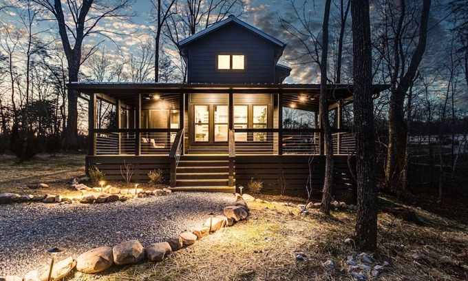 Tracy City Casa | New Luxury Cabin by Lake ~ Book today!